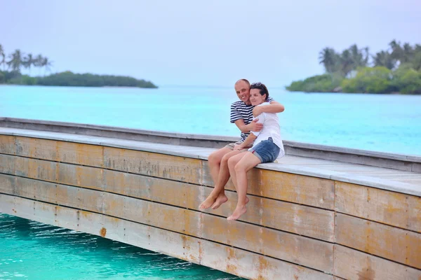 คู่รักที่ชายหาด — ภาพถ่ายสต็อก