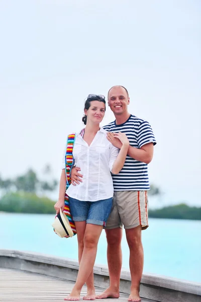 Para przytulająca się na plaży — Zdjęcie stockowe