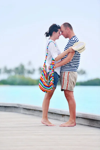 Paar knuffels op het strand — Stockfoto