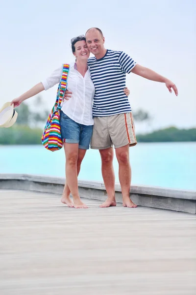 Paar knuffels op het strand — Stockfoto