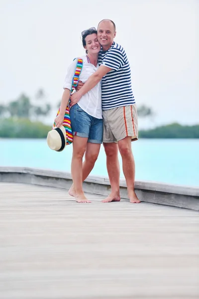 Paar umarmt sich am Strand — Stockfoto