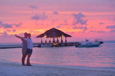 Mutlu genç çift sahilde iyi eğlenceler.
