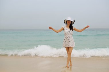 Yaz tatilinin tadını çıkaran kadın