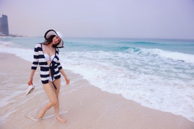 Yaz tatilinin tadını çıkaran kadın