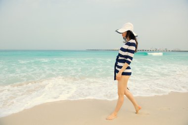 Yaz tatilinin tadını çıkaran kadın