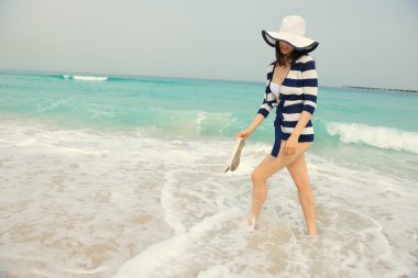 Yaz tatilinin tadını çıkaran kadın