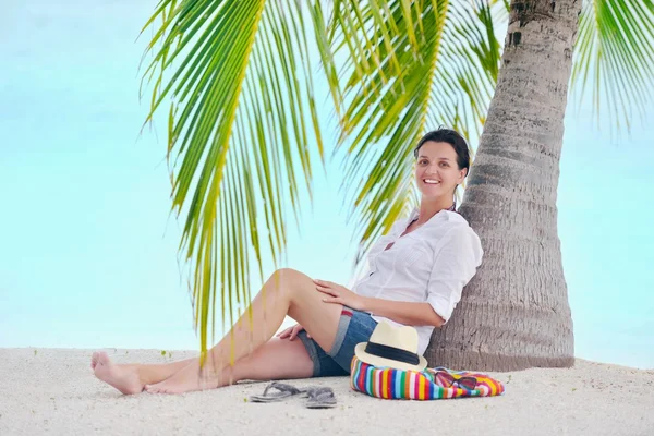 Woman under the palm tree — Stock Photo, Image