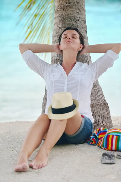 Woman under the palm tree — Stock Photo, Image