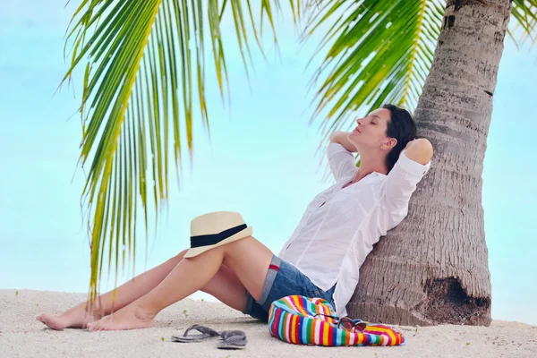 Woman under the palm tree — Stock Photo, Image