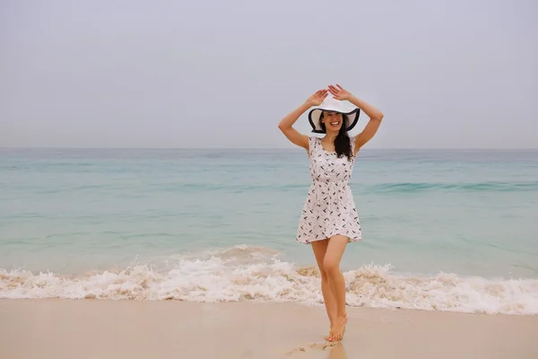 Vrouw genieten van de zomer vakantie — Stockfoto