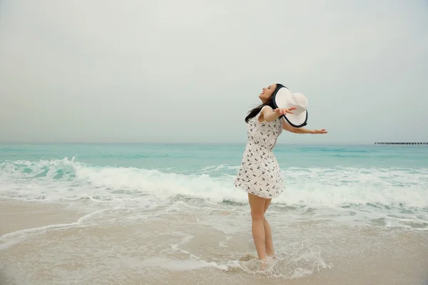 Vrouw genieten van de zomer vakantie — Stockfoto