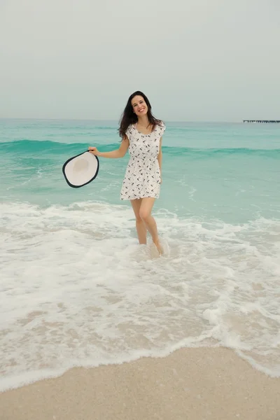 Mujer disfrutando de vacaciones de verano —  Fotos de Stock