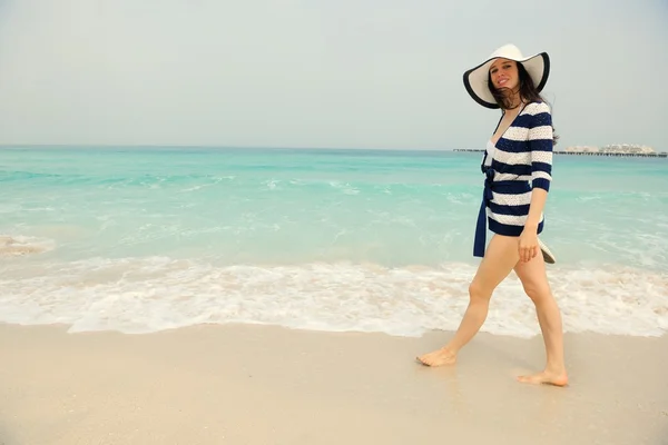 Vrouw genieten van de zomer vakantie — Stockfoto