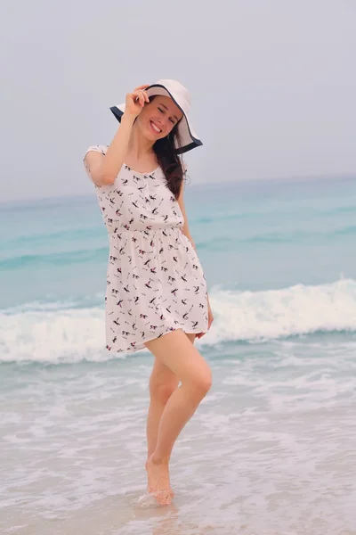 Femme en chapeau à la plage — Photo