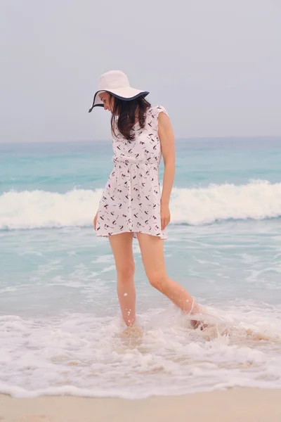 Vrouw met hoed op strand — Stockfoto