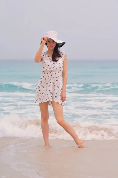 Femme en chapeau à la plage — Photo