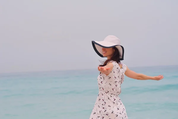 Vrouw genieten van zomer — Stockfoto