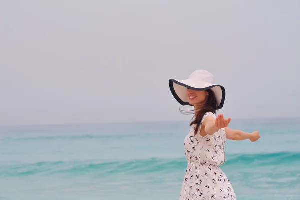 Mujer disfrutando del verano —  Fotos de Stock