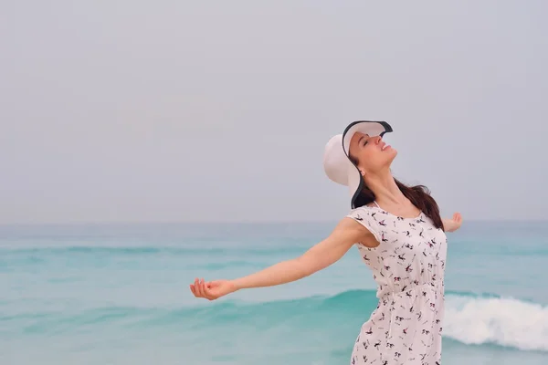 Mujer disfrutando del verano —  Fotos de Stock