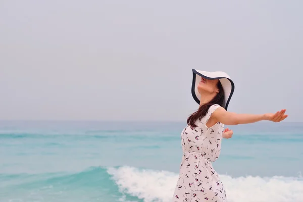 Mulher desfrutando verão — Fotografia de Stock