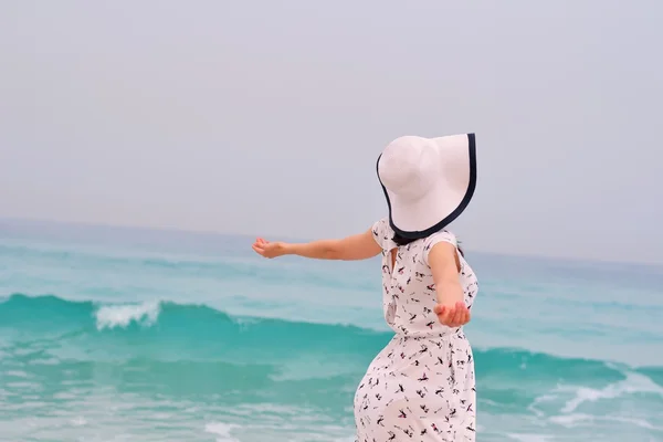 Mulher desfrutando verão — Fotografia de Stock