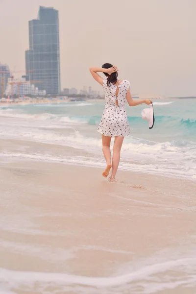 Mujer disfrutando del verano —  Fotos de Stock