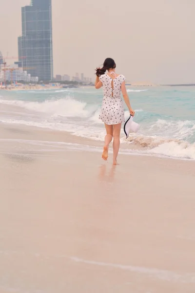 Mulher desfrutando verão — Fotografia de Stock