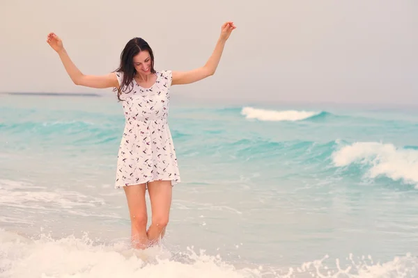 Vrouw aan het strand — Stockfoto