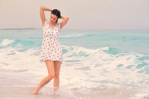 Femme à la plage — Photo