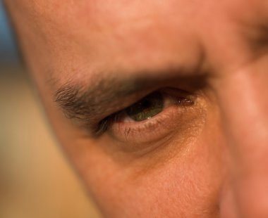 bir adam gözlerini kapat