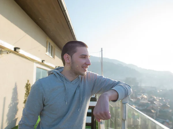 Porträt eines jungen Mannes — Stockfoto