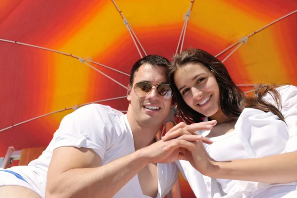 Casal na praia — Fotografia de Stock