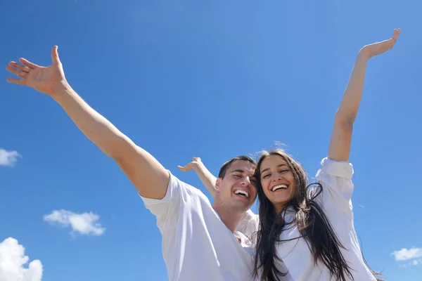 Pareja divertirse en la playa — Foto de Stock