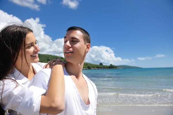 Pareja feliz en la playa —  Fotos de Stock