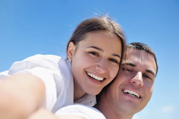 Couple have fun outdoors — Stock Photo, Image