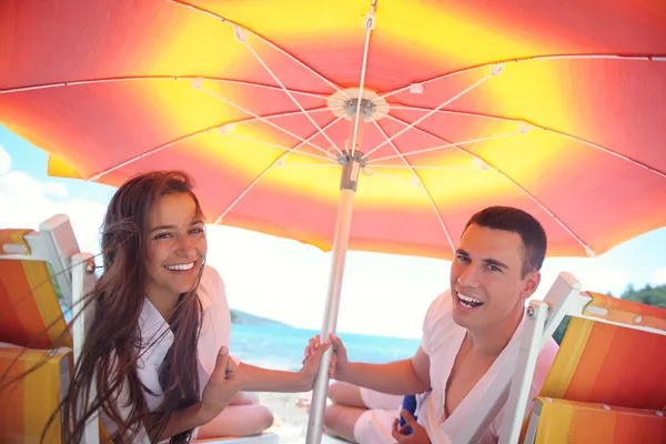 Casal sob guarda-chuva — Fotografia de Stock