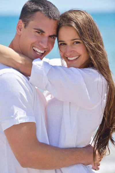 Paar hat Spaß am Strand — Stockfoto