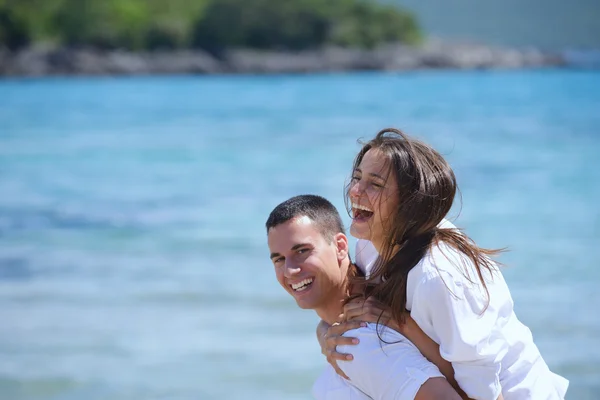 Couple at the beach — Stock Photo, Image