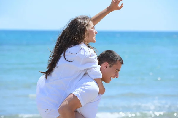 Een paar op het strand. — Stockfoto