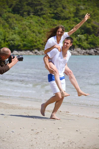 Couple at the beach — Stock Photo, Image