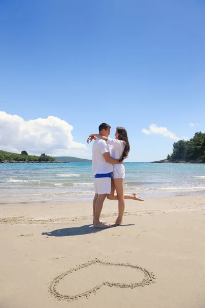 Casal com coração na areia — Fotografia de Stock