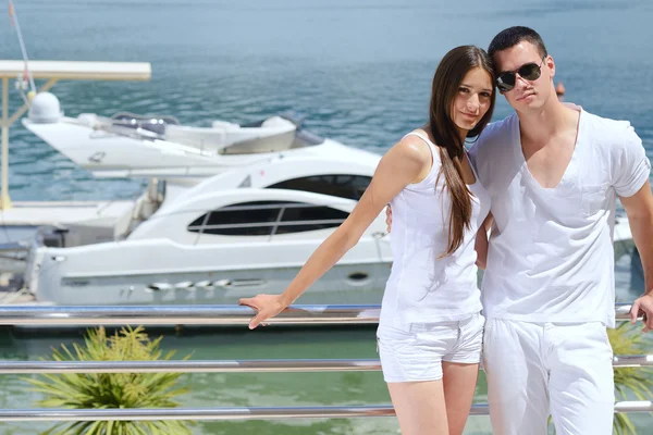 Couple next to yacht — Stock Photo, Image