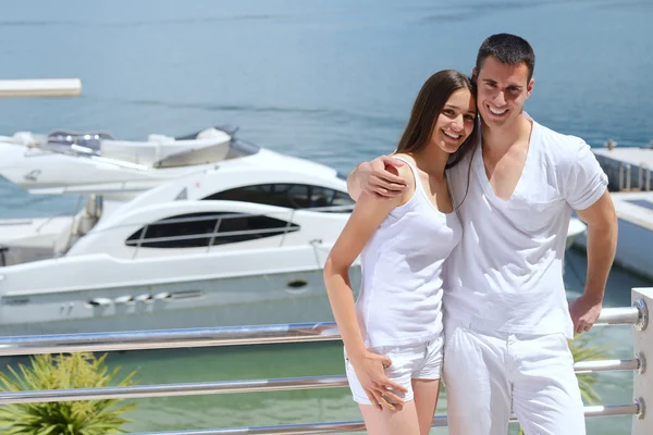 Couple next to yacht — Stock Photo, Image