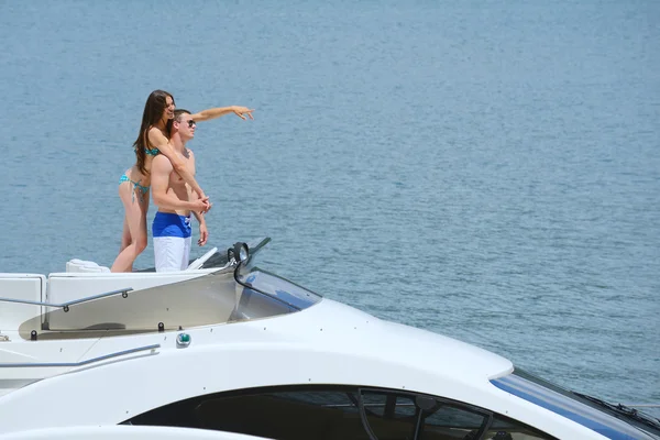 Giovane coppia a yacht — Foto Stock
