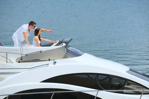 Jeune couple sur yacht — Photo