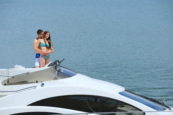 Jeune couple au yacht — Photo