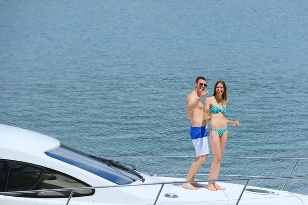 Jeune couple au yacht — Photo