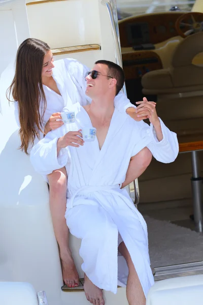 Couple at yacht — Stock Photo, Image