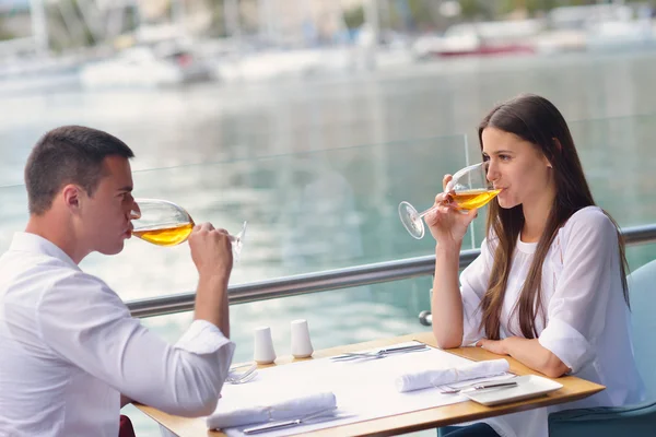 Paar beim Mittagessen — Stockfoto