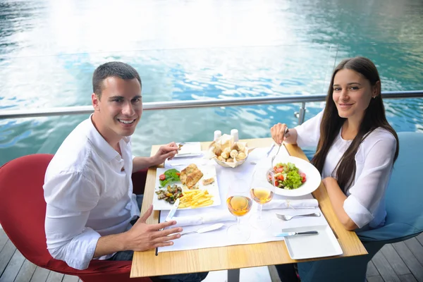 Pareja almorzando — Foto de Stock